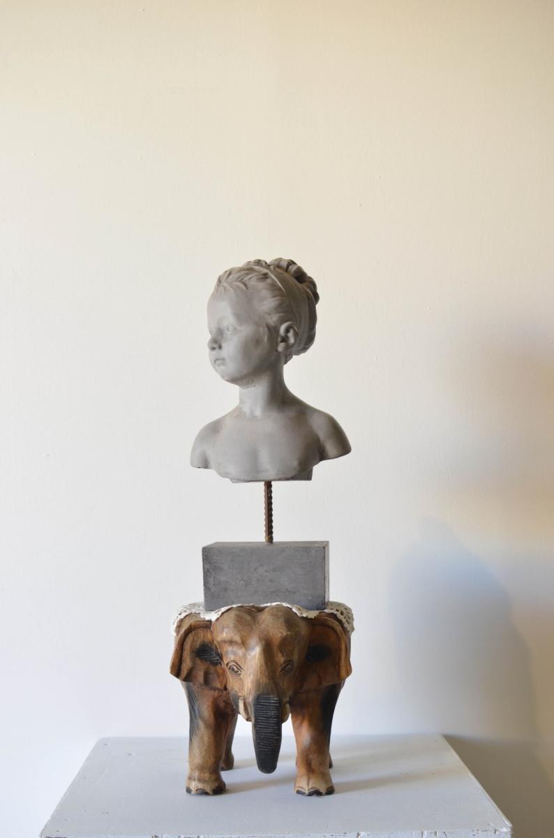 קרדיט פסל מסלונה של אביבה נבון, מתוך התערוכה ''הקופסה בסלון''  (צילום: מאיה ימיני)